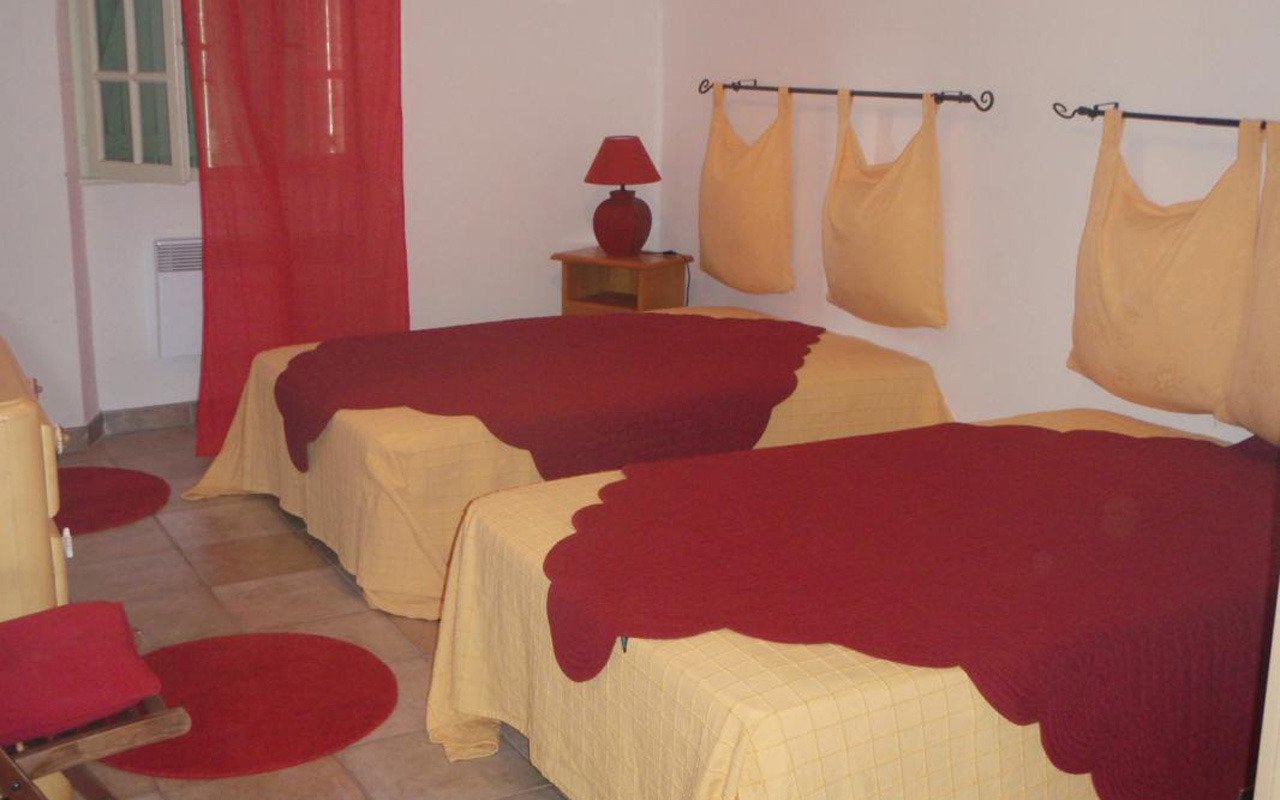Chambre Syrah compos&eacute;e de deux lits (1 place en 120) d'une grande armoire et d'une commode.rnPosiibilit&eacute; de placer un lit b&eacute;b&eacute;.
