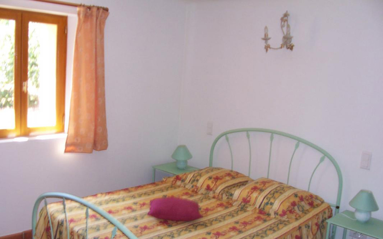 CHAMBRE AVEC UN GRAND LIT