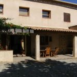 Terrasse avec salon de jardin et barbecue 