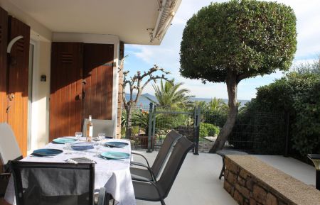 G&icirc;te n&deg;G2933 Roquebrune-sur-Argens - Var - Terrasse avec vue mer