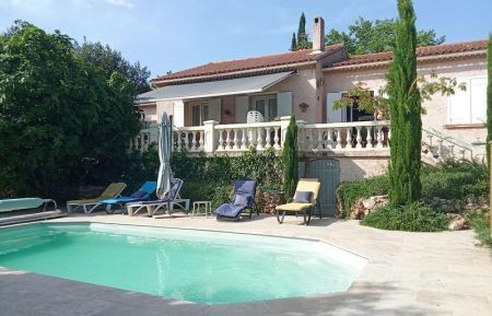 G&icirc;te n&deg;G3228 Saint-Maximin-la-Sainte-Baume - Var - piscine partag&eacute;e et maison des propri&eacute;taires