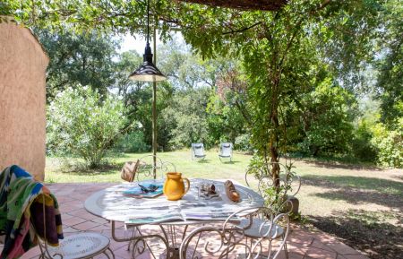 G&icirc;te n&deg;G832 Cogolin - Var -  la terrasse et le parc