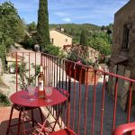 invitation &agrave; la d&eacute;tente sur le perron de la maison donnant sur une ruelle pav&eacute;e  calme et pittoresque