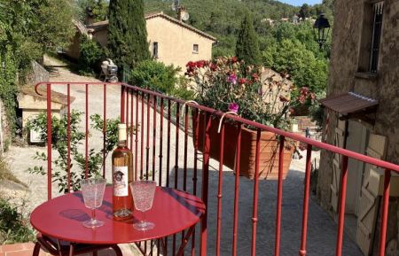 G&icirc;te n&deg;G3201 Entrecasteaux - Var - invitation &agrave; la d&eacute;tente sur le perron de la maison donnant sur une ruelle pav&eacute;e  calme et pittoresque