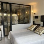 SUITE CONTEMPORAINE
SALLE DE BAIN AVEC BAIGNOIRE JACUZZI DUO,DOUCHE &Agrave; L'ITALIENNE,DOUBLE VASQUE EN PIERRE,CHAUFFAGE S&Egrave;CHE SERVIETTES,PRODUITS D'ACCEUIL,S&Egrave;CHE CHEVEUX,SERVIETTES ET PEIGNOIRS.
TOILETTE PRIVATIF &Agrave; L'EXT&Eacute;RIEUR DE LA CHAMBRE,LITERIE EN 160/200,LINGE FOURNIS,PENDERIE AVEC &Eacute;TAG&Egrave;RES,COFFRE FORT,CHEVETS,T&Eacute;L&Eacute;VISION,CLIMATISATION R&Eacute;VERSIBLE,ESPACE PRIVATIF EXT&Eacute;RIEUR AVEC TABLE ET CHAISES DEVANT LA BAIE VITR&Eacute;E DE LA CHAMBRE.