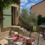 Venez prendre votre petit déjeuner sur cette agréable terrasse, ombragée. Venez prendre votre petit déjeuner sur cette agréable terrasse, ombragée.