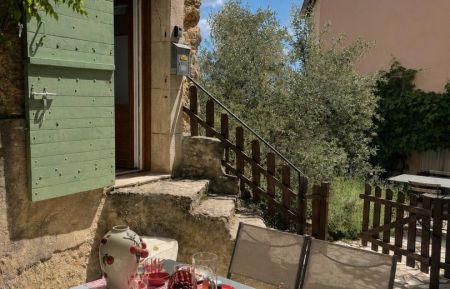 Venez prendre votre petit déjeuner sur cette agréable terrasse, ombragée. Gîte n°G1549 Moissac-Bellevue - Var - Venez prendre votre petit déjeuner sur cette agréable terrasse, ombragée.