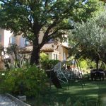 espace sous les arbres pour profiter de l'ombre tout en &eacute;tant pr&egrave;s de la piscine
